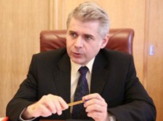 Prefectul de Galaţi, reţinut pentru trafic de influenţă şi şantaj